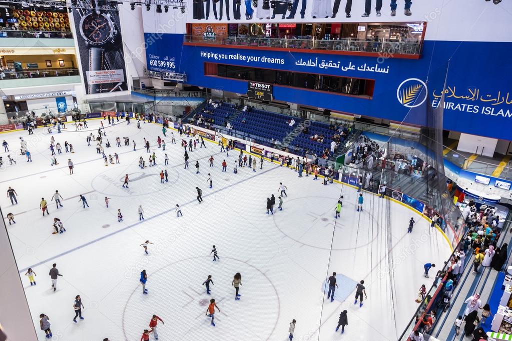 La pista de hielo del centro comercial dubai — Foto editorial de stock